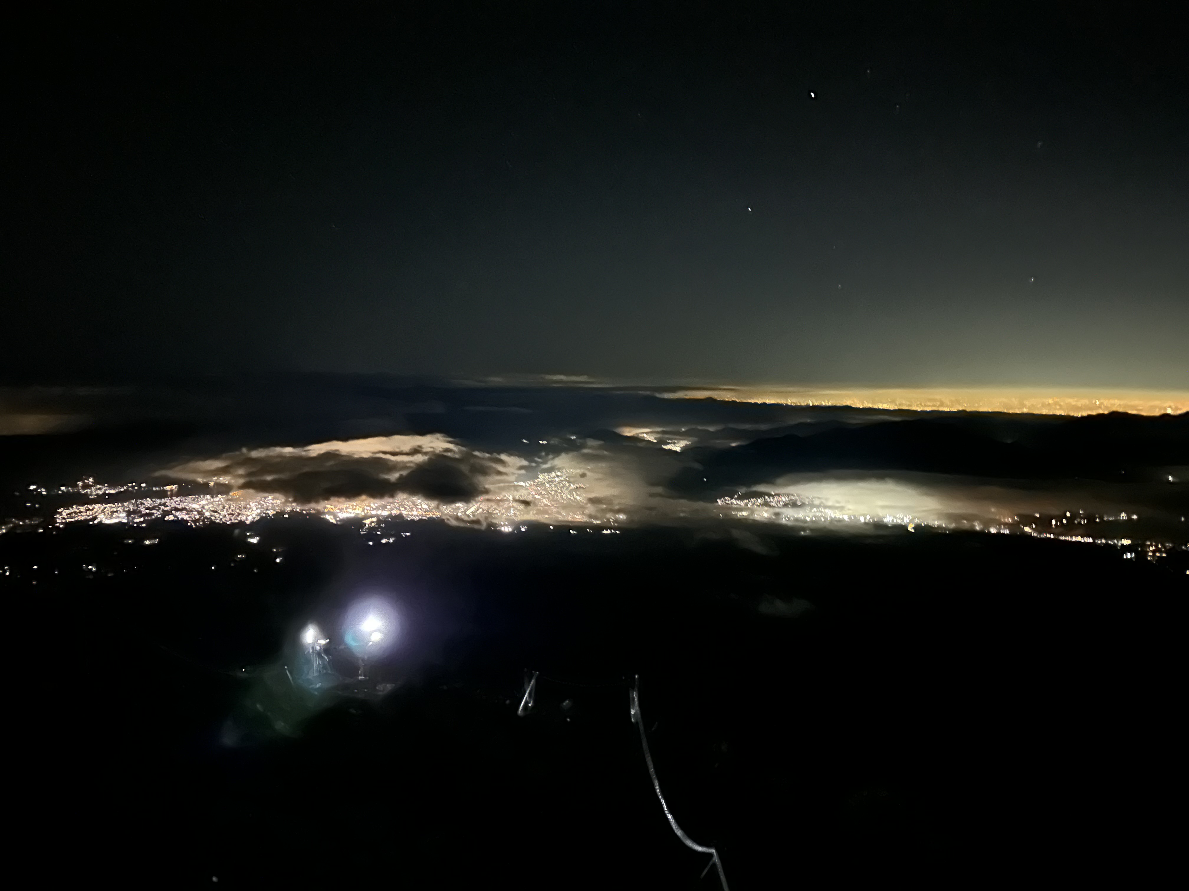 云海下的城市灯光