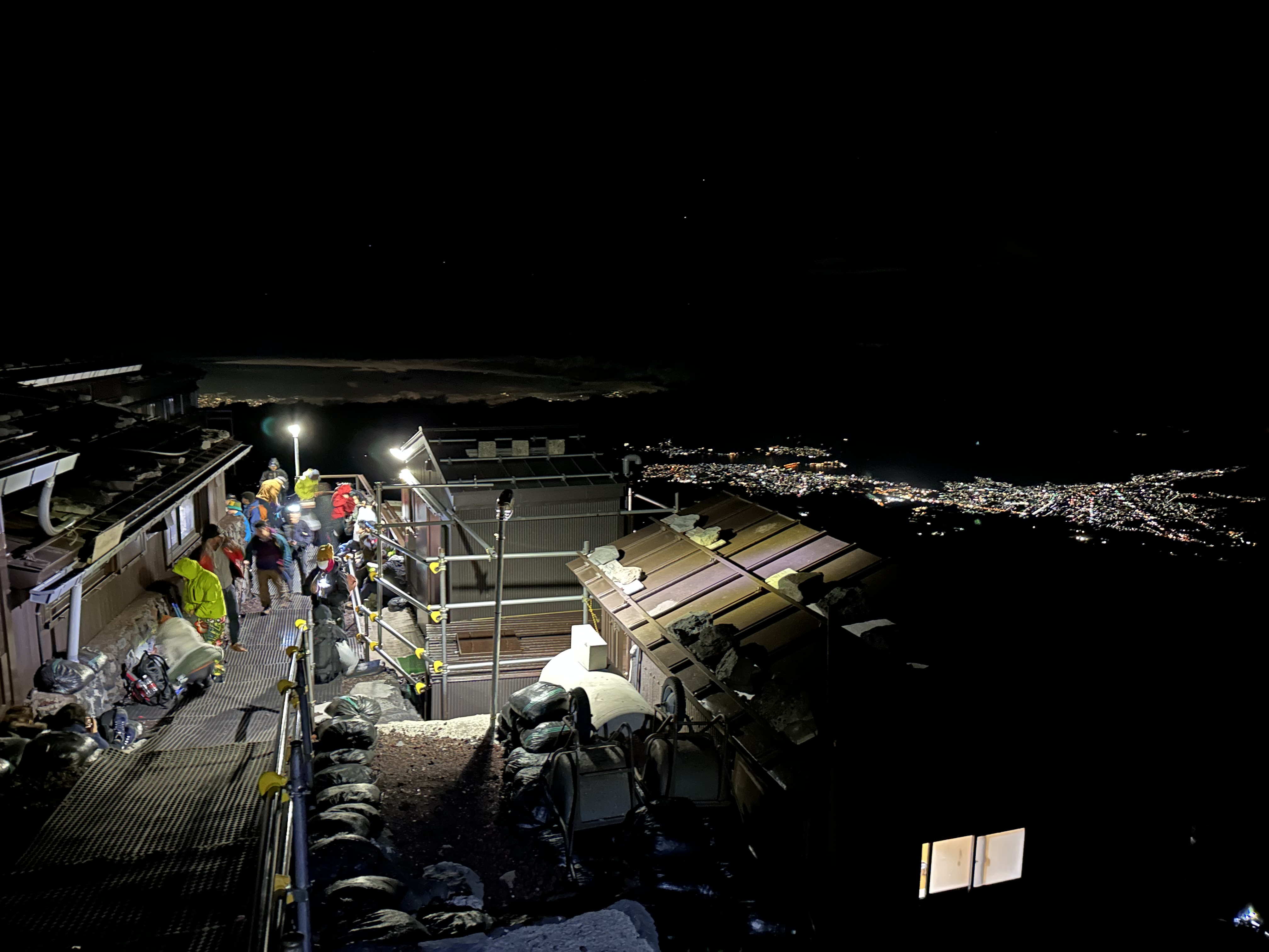 山小屋与远处的城市灯光