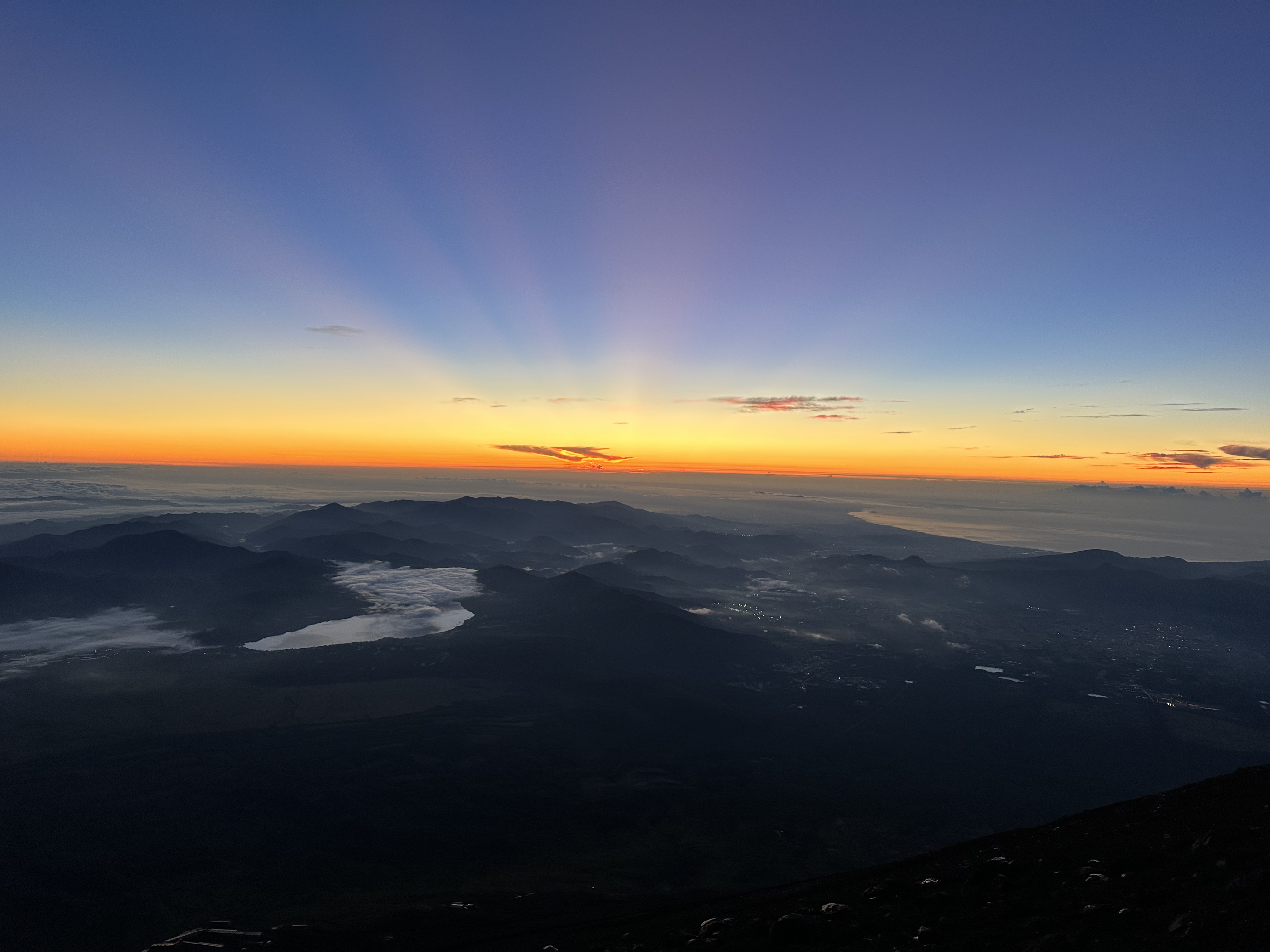 太阳还未升起，一道道光线呈放射状在天空散开