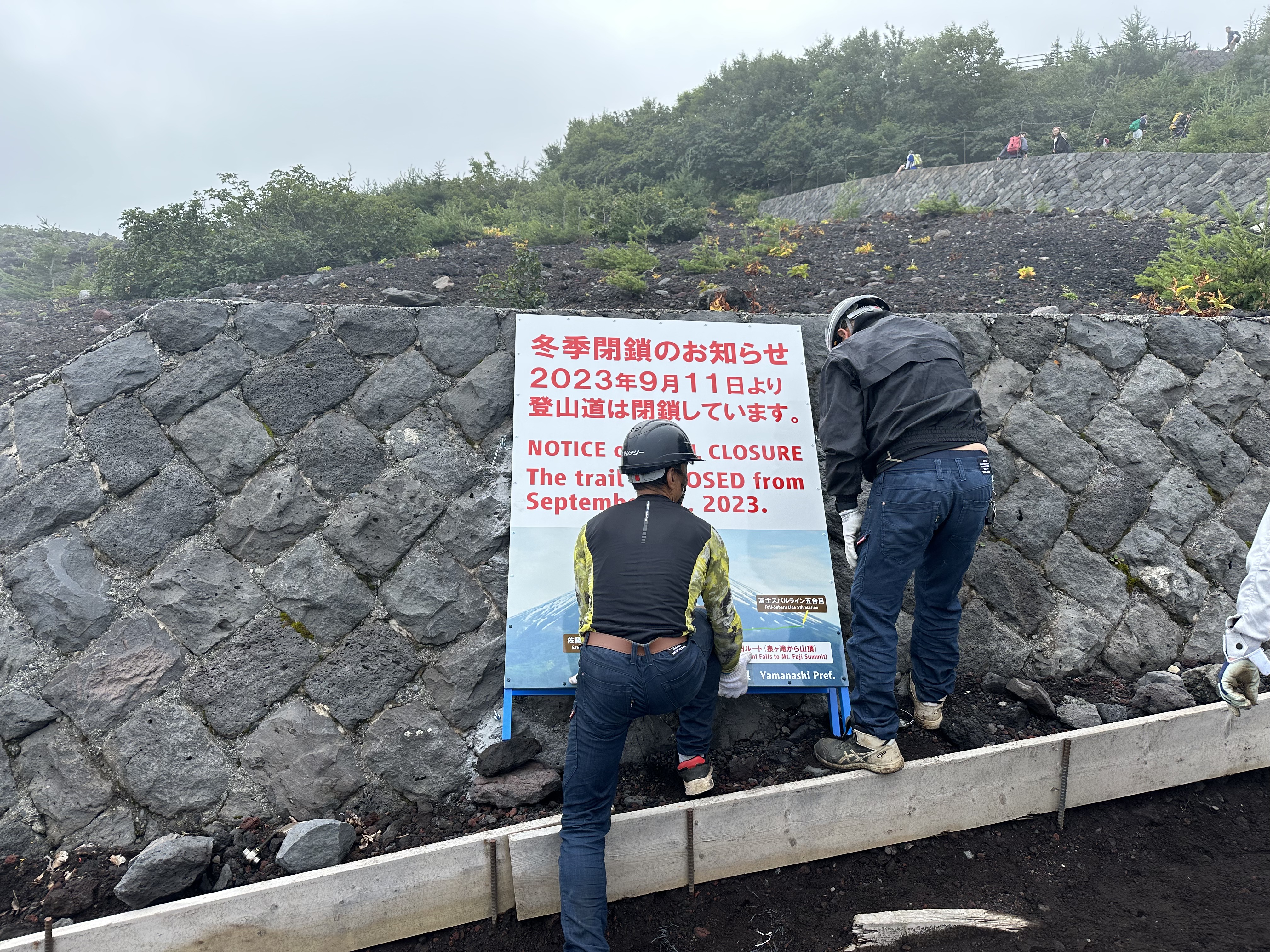 工作人员正在张贴冬季封锁的标识，登山季即将落幕